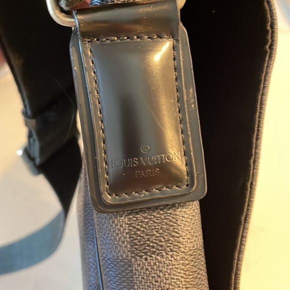 LOUIS VUITTON
DAMIER GRAPHITE DISTRICT MESSENGER MM - Picture 9 of 9